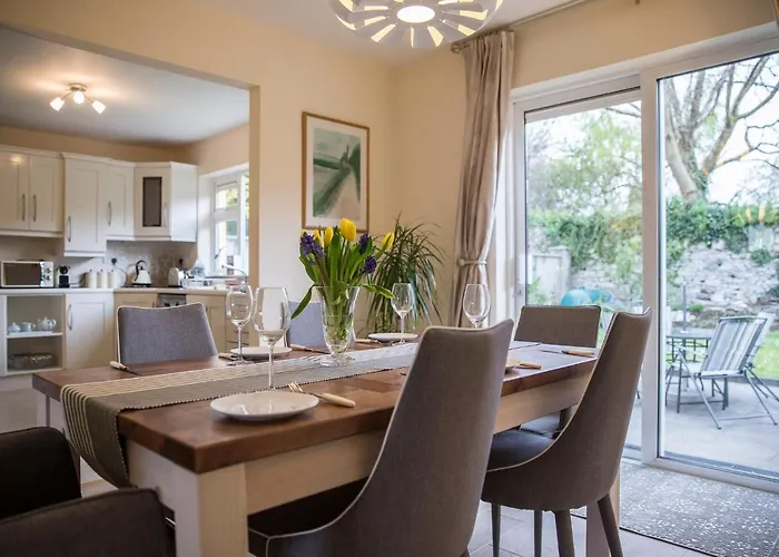 Delightful Just Steps From Town Vakantiehuis